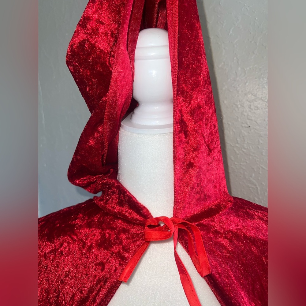 RED VELVET HOODED CAPE - Picture 3 of 4